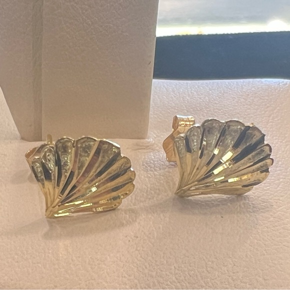 Shell Earrings 14 karat yellow gold stud - Picture 4 of 5